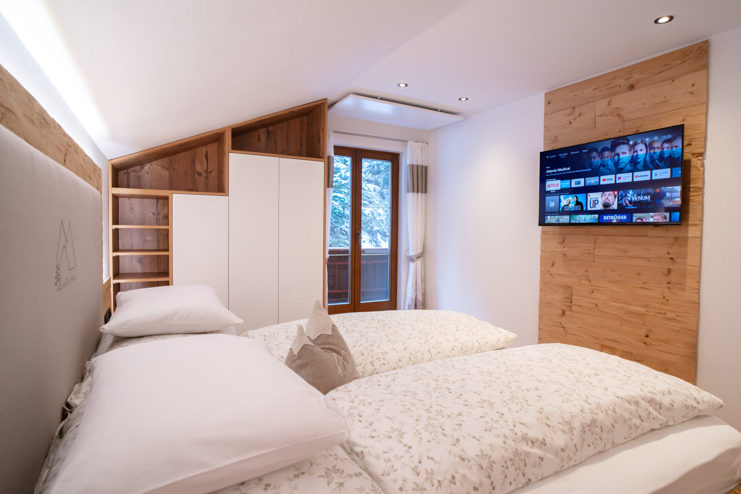 Großes Schlafzimmer mit Kasten, Smart TV inkl. Netflix und Zugang auf Balkon.