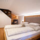 Großes Schlafzimmer mit Leseecke, Schaukelstuhl und indirekter Beleuchtung