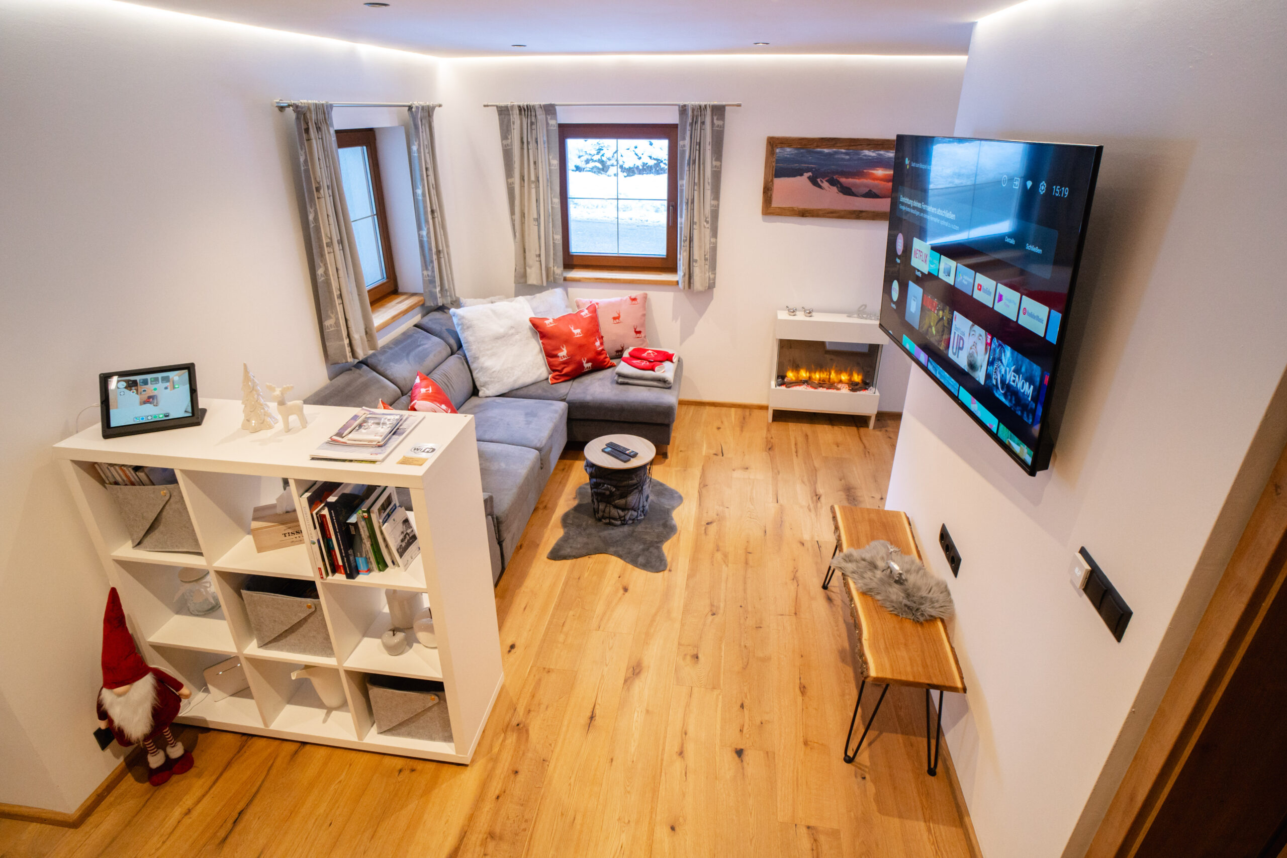 Wohnzimmer mit Smart TV inkl. Netflix, Sofa und Elektroofen