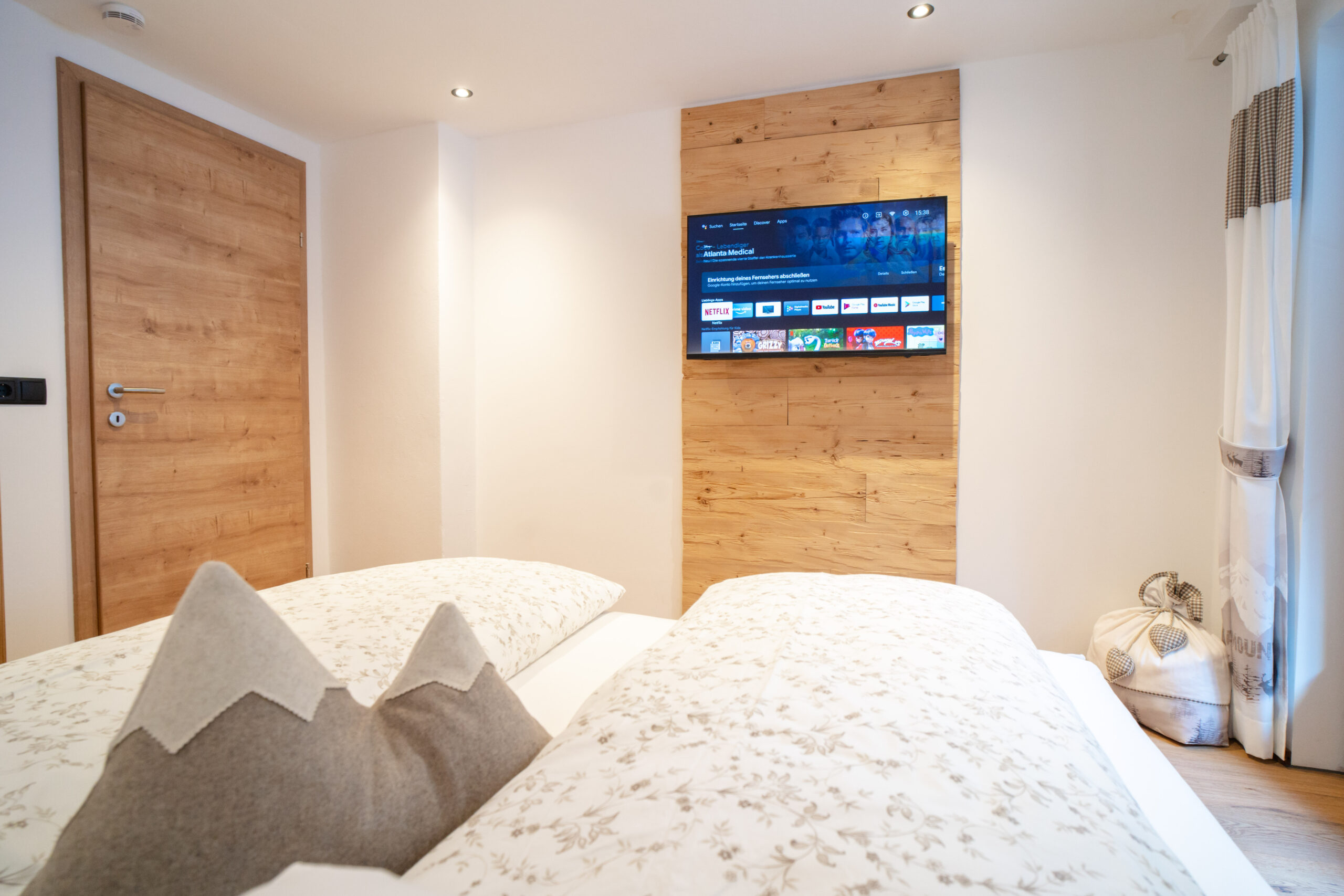 Kleines Schlafzimmer mit Smart TV inkl. Netflix