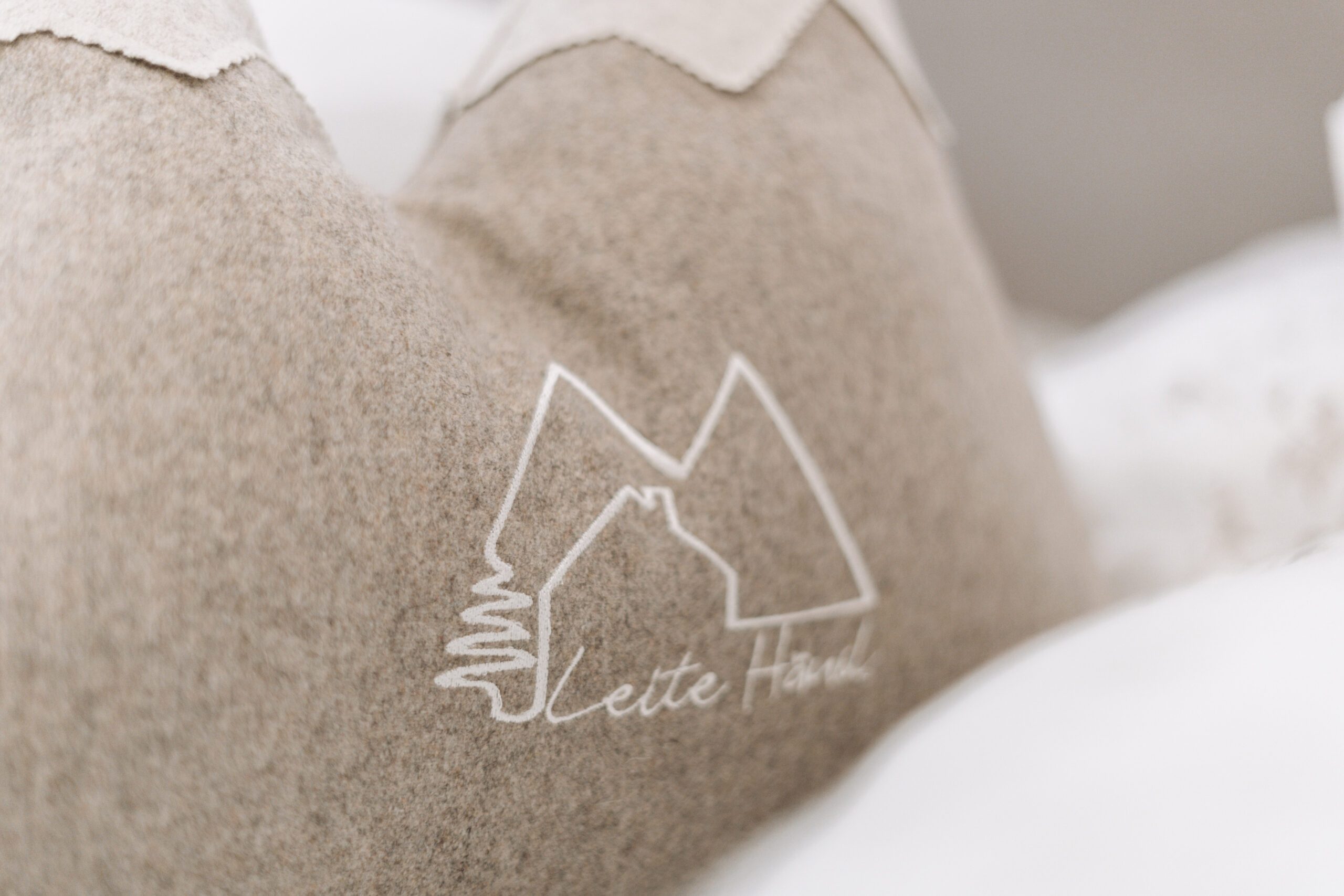Bergpolster mit Logo Leite Häusl im Bett näher